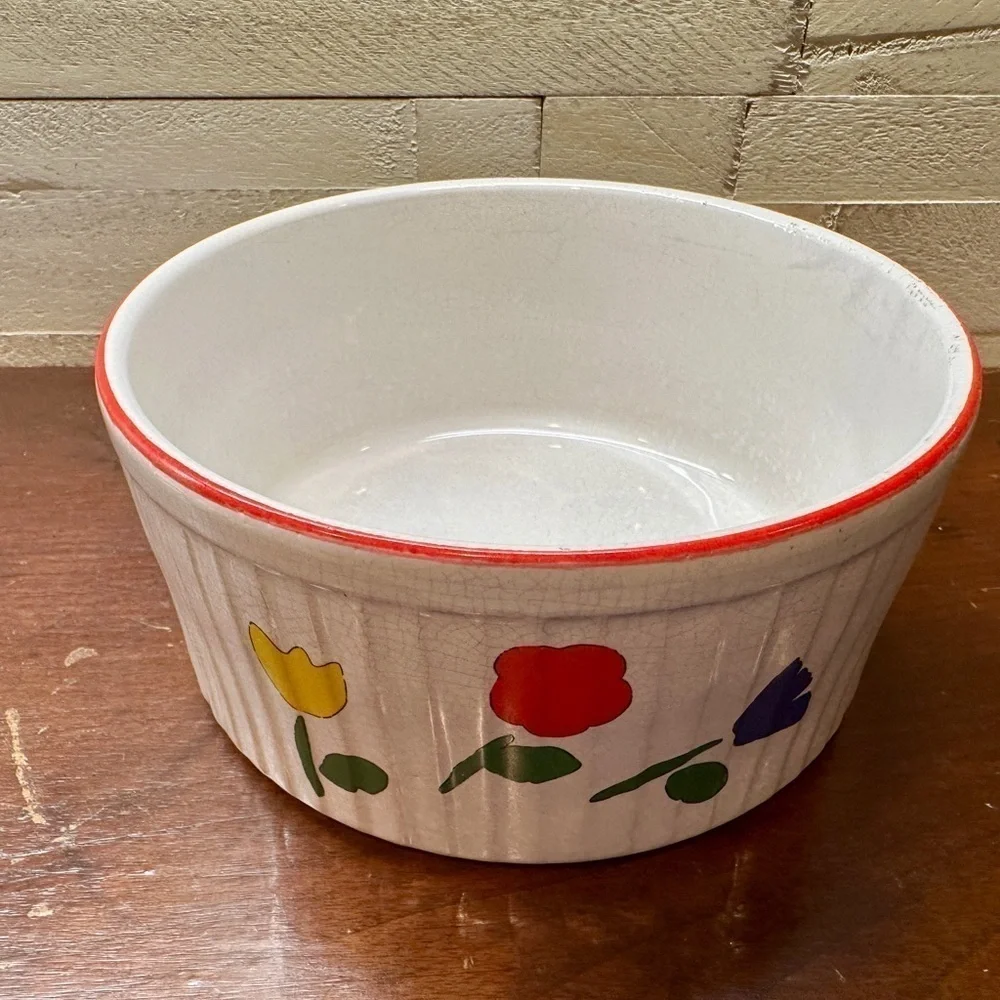 VINTAGE, TULIP SOUFFLÉ DISH/RAMEKIN. IN GOOD CONDITION. SOME CRAZING.